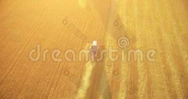超<strong>高清</strong>4K鸟瞰图.. 联合收割机上的低空飞行在黄色的农村地<strong>区</strong>收割小麦。